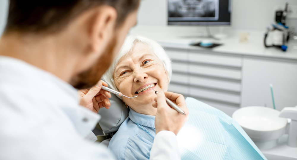Denti sani e terza età: come prendersi cura della salute orale degli anziani