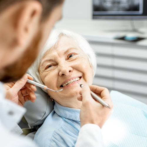 Denti sani e terza età: come prendersi cura della salute orale degli anziani