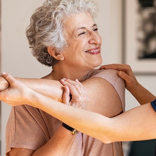 Ginnastica dolce per anziani: i benefici di un buon allenamento e gli esercizi per mantenersi in salute