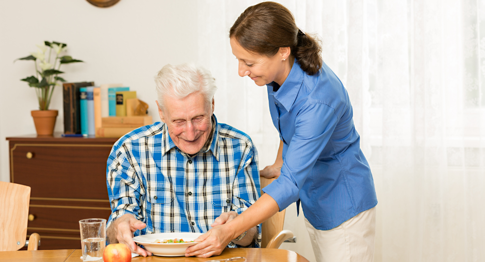 Caregiver aiuta uomo anziano